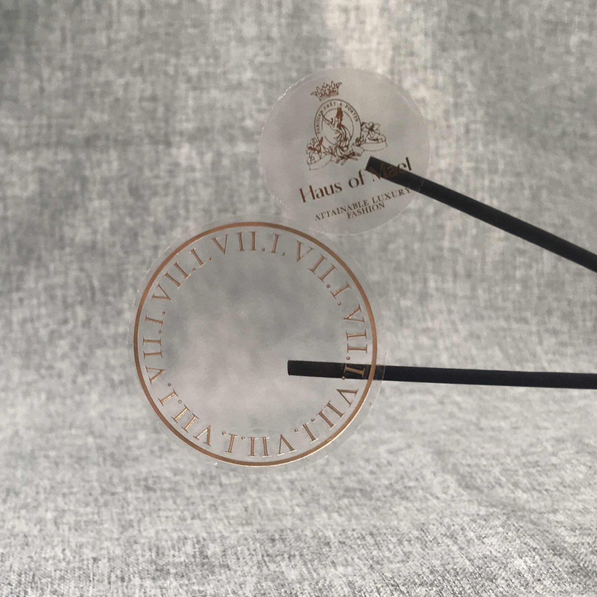 round shape luxury customized logo vinyl sticker with shiny gold foil logo printing waterproof packing labels