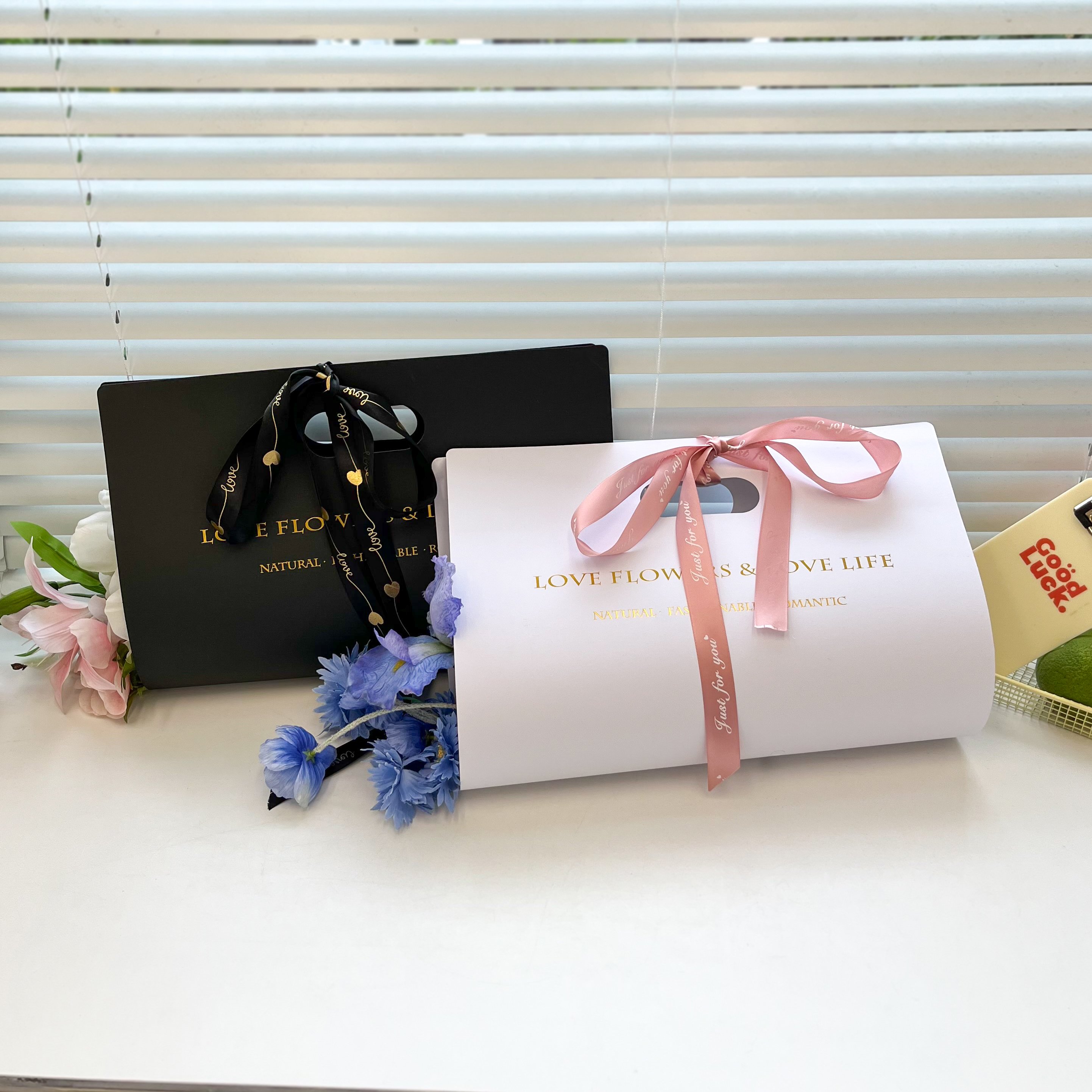 Factory Custom Korean Golden Stamping Kraft Paper Flower Sleeve Bag With Handle Portable Flower Sleeve Bag Bouquet Package Bag