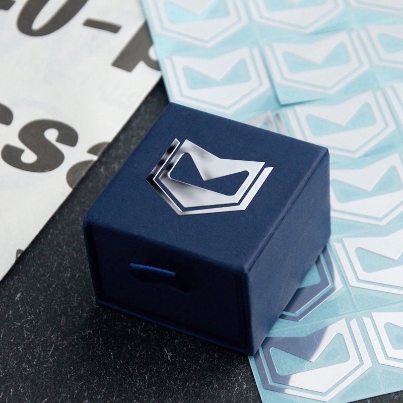 Custom Print Logo Luxury Metallic Packing Label Stickers Self-Adhesive Waterproof Vinyl Sealed Stickers for Shipping