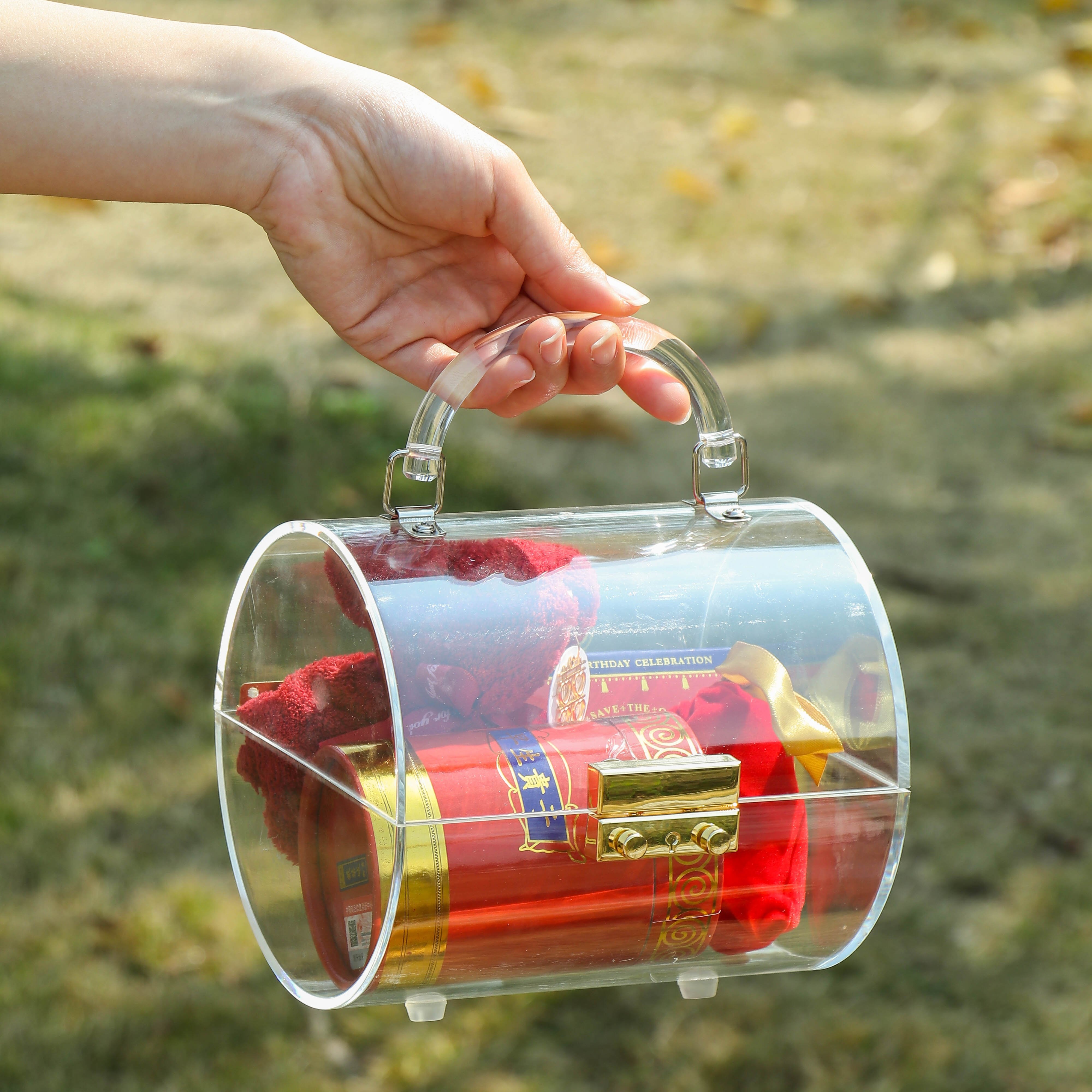 Wholesale fashion acrylic transparent gift box, cosmetics storage box Activities with hand gift box