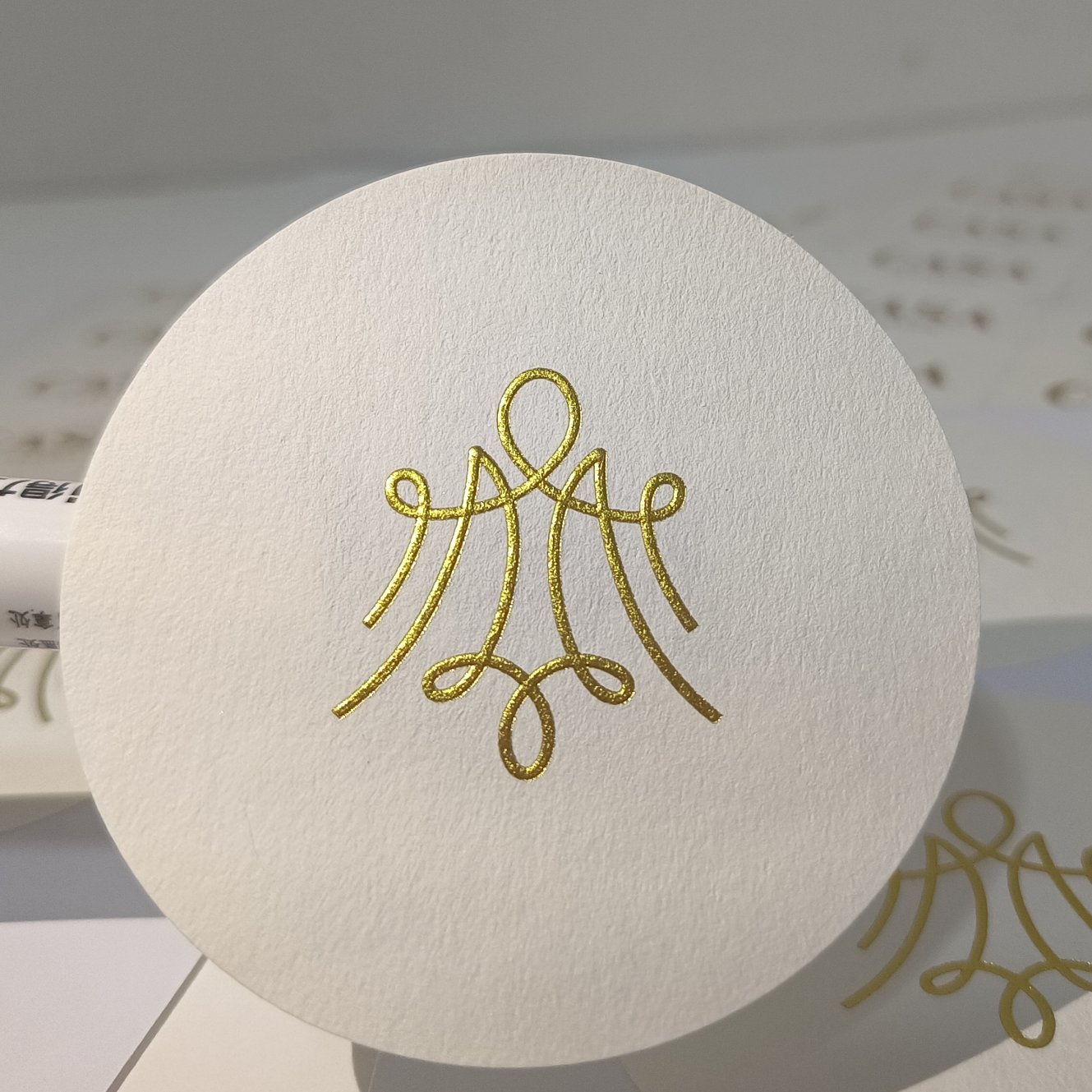 heat-resistant strong adhesive textured paper customized company logo embossed glossy gold foil big round sticker label