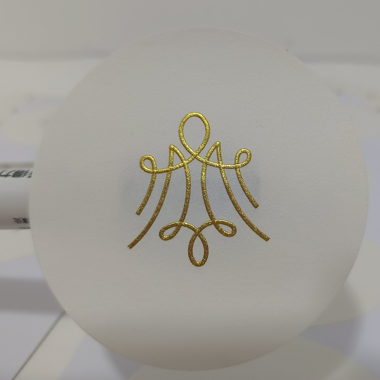 heat-resistant strong adhesive textured paper customized company logo embossed glossy gold foil big round sticker label