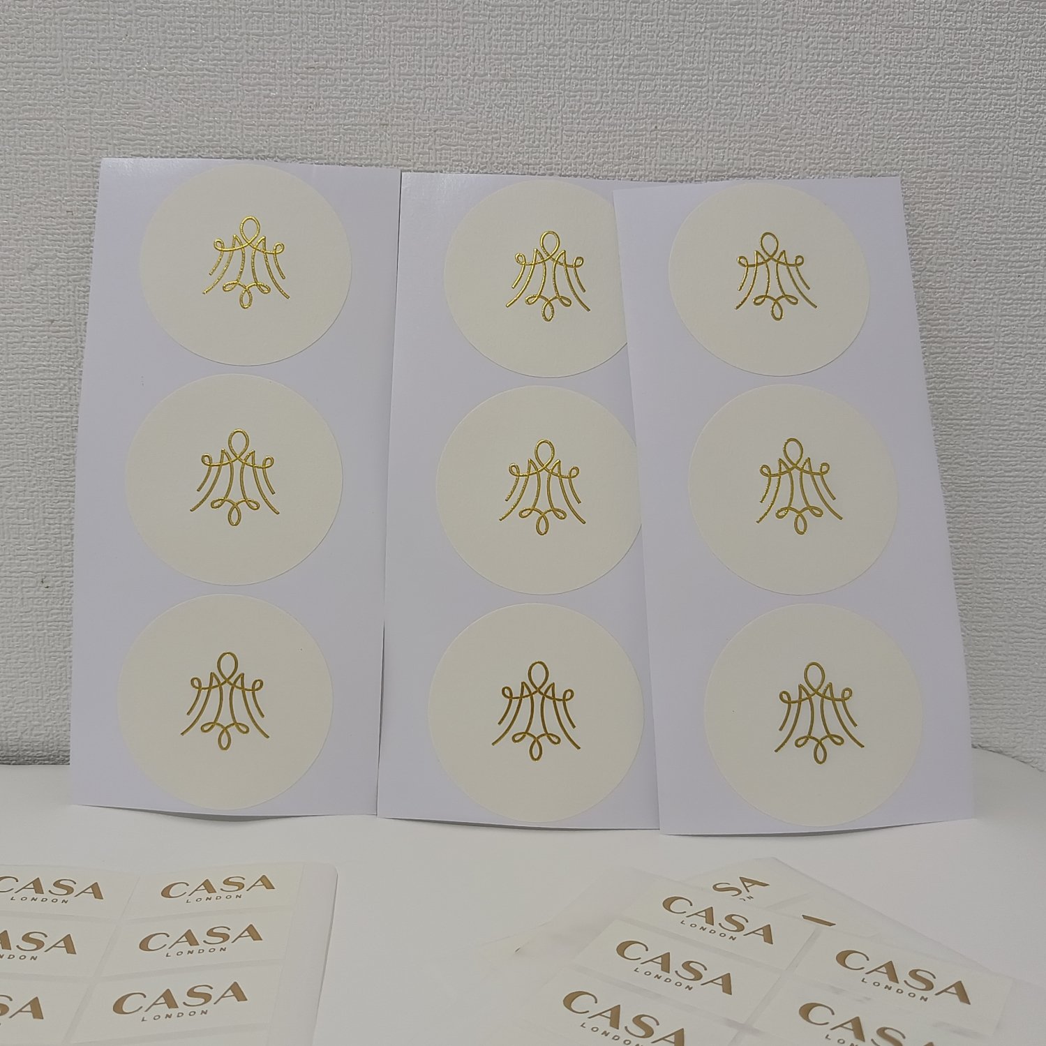 heat-resistant strong adhesive textured paper customized company logo embossed glossy gold foil big round sticker label