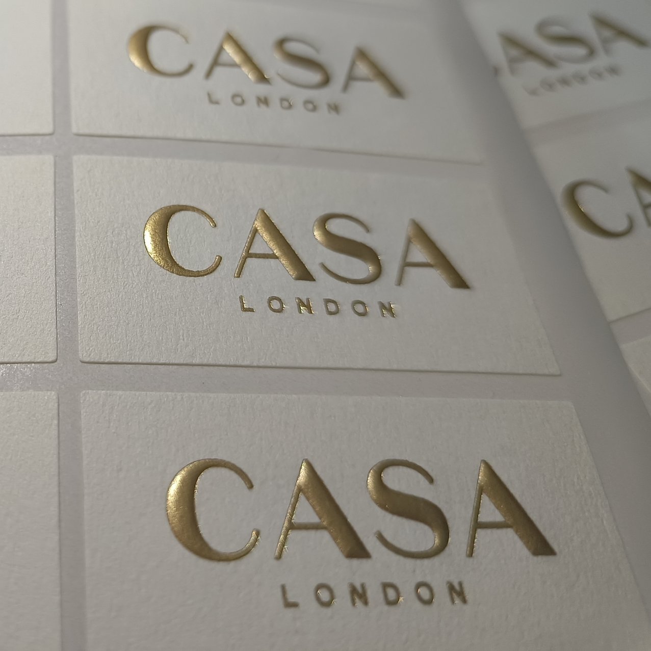 heat-resistant strong adhesive textured paper customized company logo embossed glossy gold foil big round sticker label