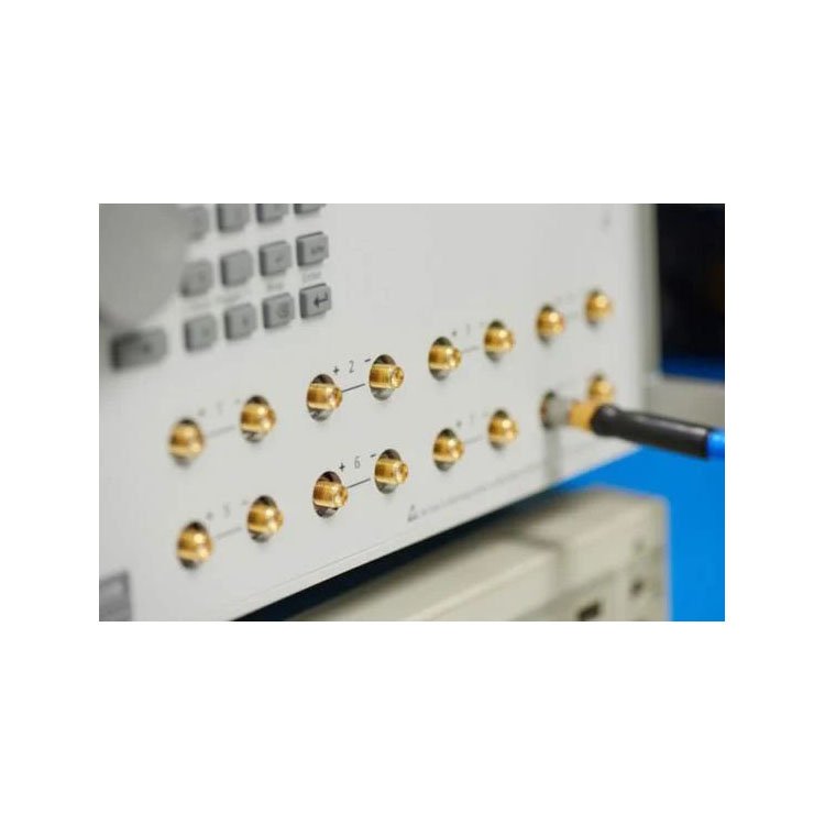 Tektronix AWG5208 arbitrary waveform generator 2 GHz Multiple channels signal generator training equipment