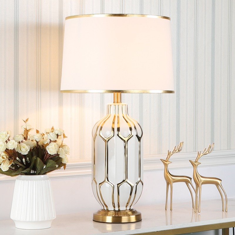Hot Selling Indoor Living Room Modern Nordic Decoration Lighting Hotel Gold Metal Fabric Shade Bed Side Led Table Lamp