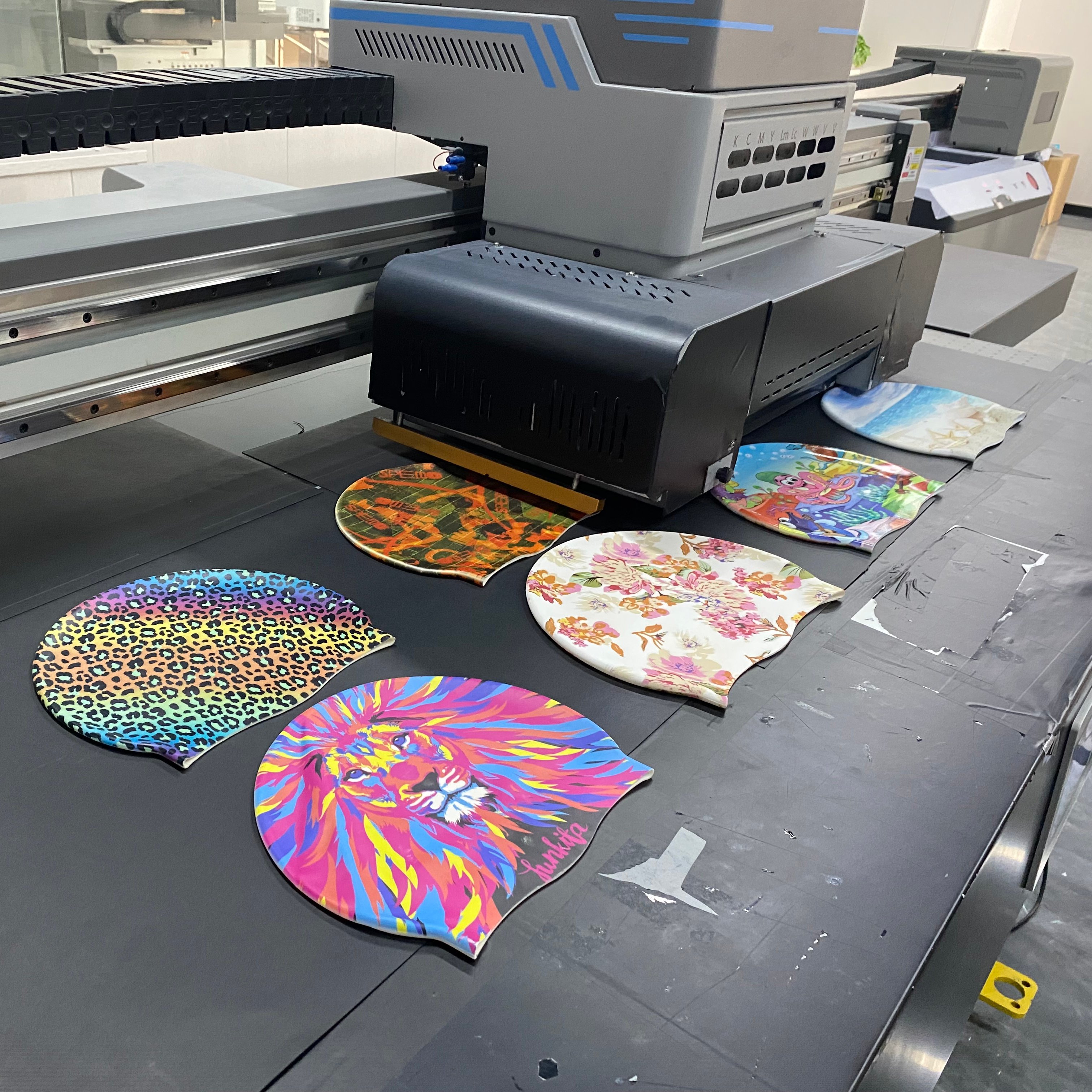 L2500 W1300 SHK Large format CE4 G5 7 color 5 printhead silicone rubber uncoated 2513 Uv inkjet Flatbed Printer