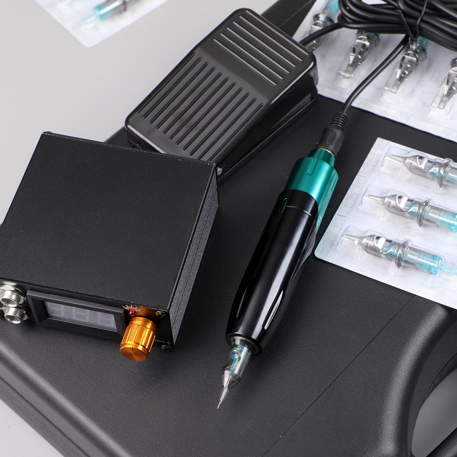 2024 Tattoo Machine Set RCA Cable Tool Box Foot Pedal Gloves Practice Skin Gloves Power Supply 20pcs Needle Cartridge Tattoo Kit