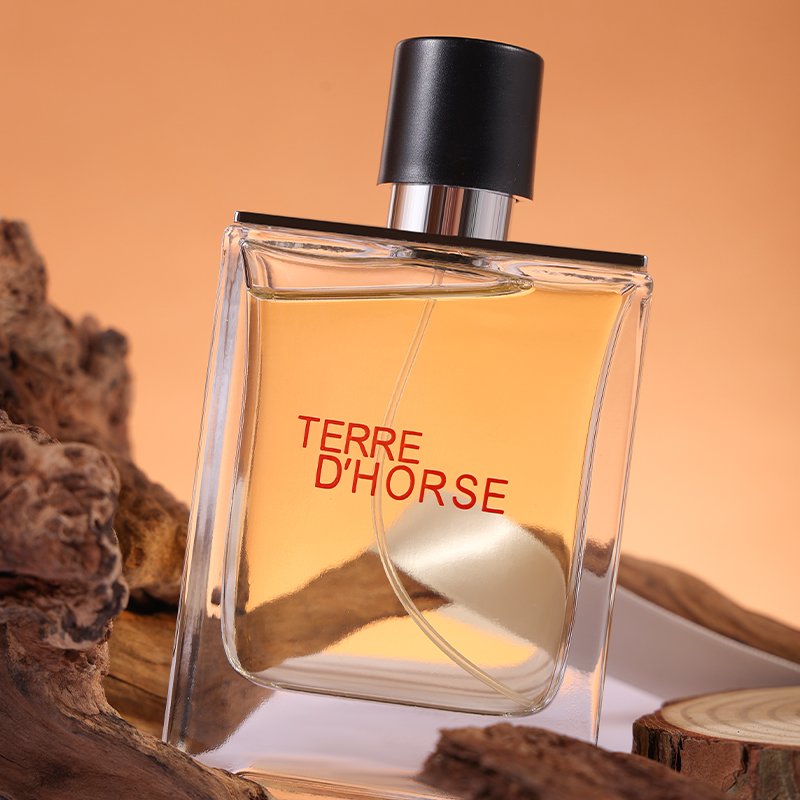 Men's Perfume The perfect combination of nature and power, a wood fragrance for everyday and special occasions