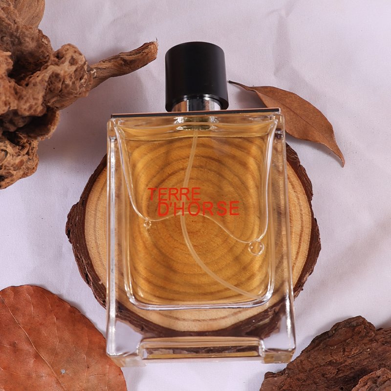 Men's Perfume The perfect combination of nature and power, a wood fragrance for everyday and special occasions