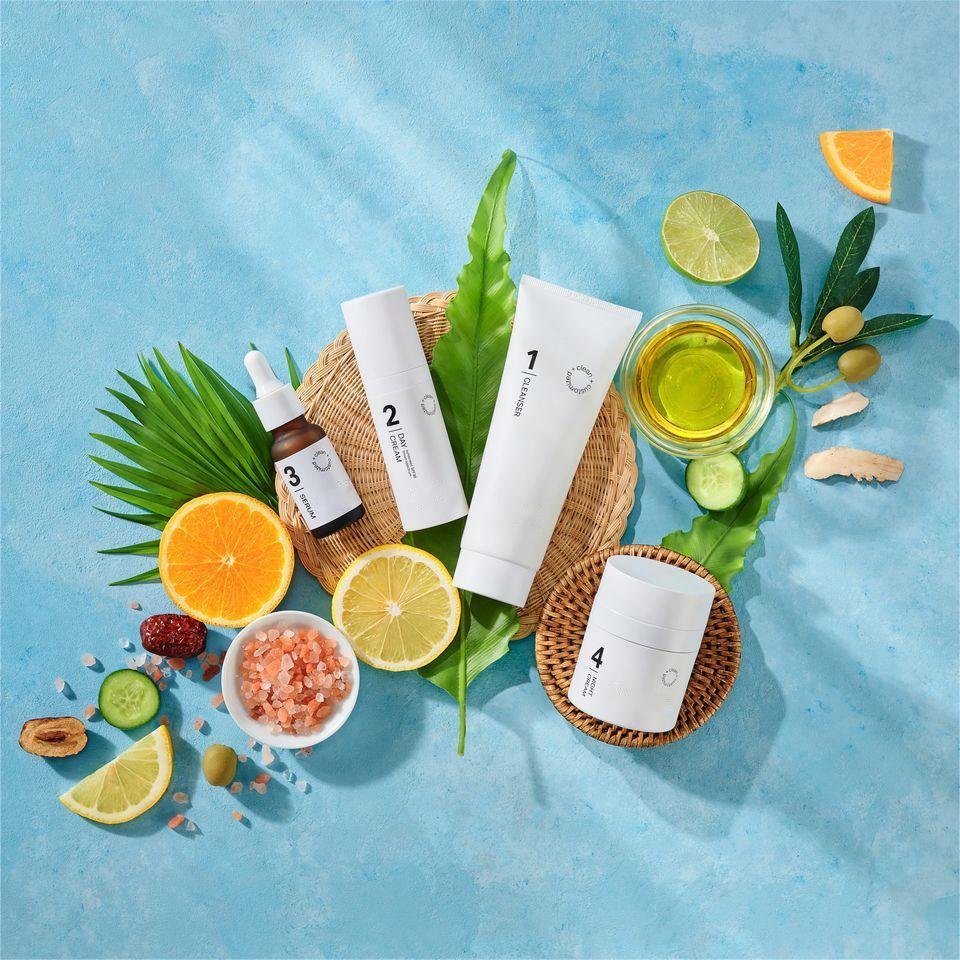 Specially Formulated 4 Step Acne Skin Care System Daily Cleanser Day Moisturizer Serum Night Cream SkinCare Set for Men