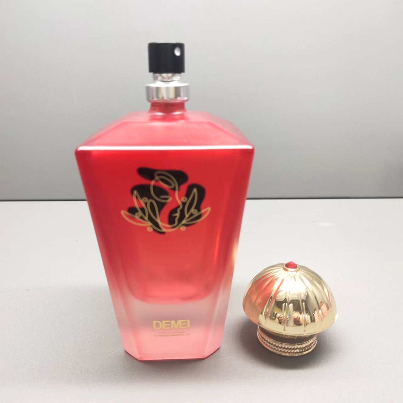 2024 Christmas Design 100 ml Unique Fashionable Design Pump Spray Middle East Men's Perfume Bottle Set Gift Women