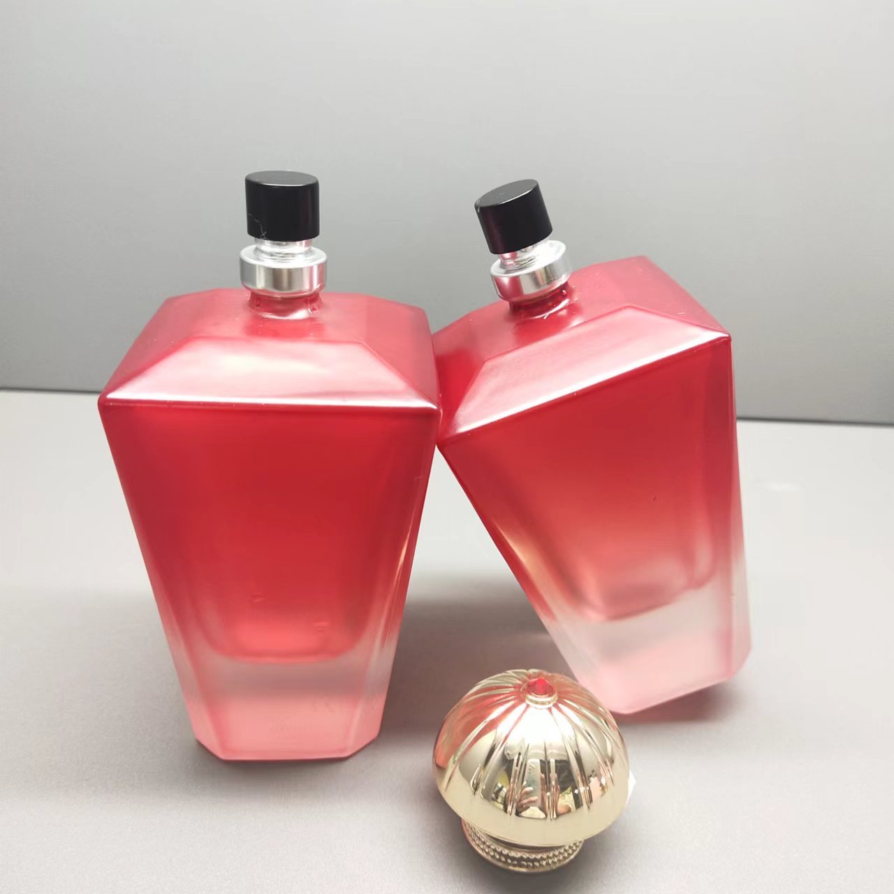 2024 Christmas Design 100 ml Unique Fashionable Design Pump Spray Middle East Men's Perfume Bottle Set Gift Women