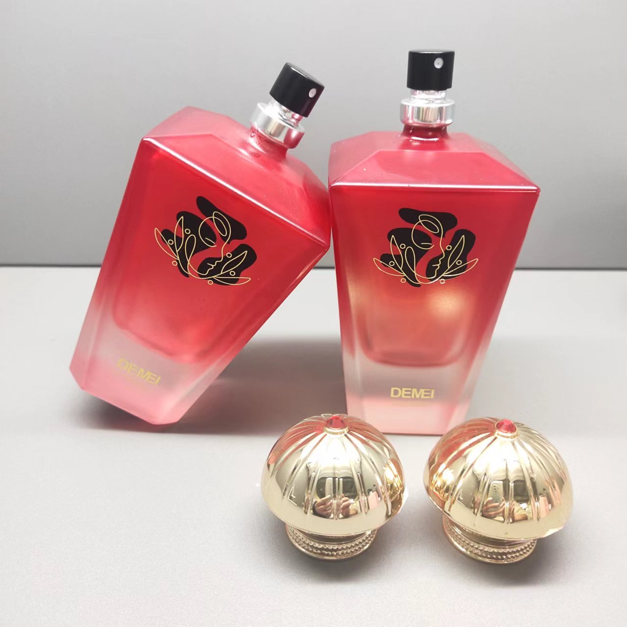 2024 Christmas Design 100 ml Unique Fashionable Design Pump Spray Middle East Men's Perfume Bottle Set Gift Women