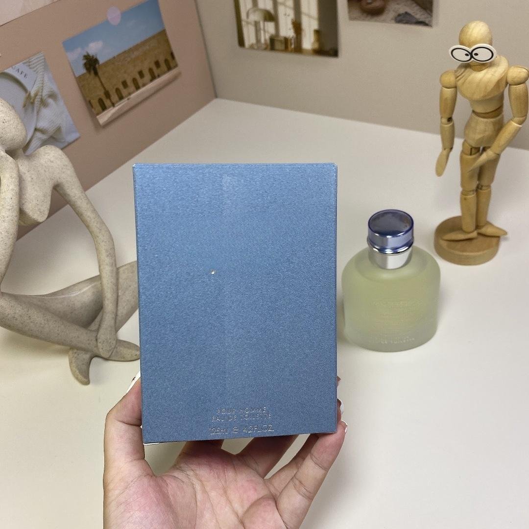 Light Blue Men's Perfume Fragrance: Aquatic Woody Top Note: Orange Grapefruit Middle Note: Sea Juniper Base Note: Amber Musk