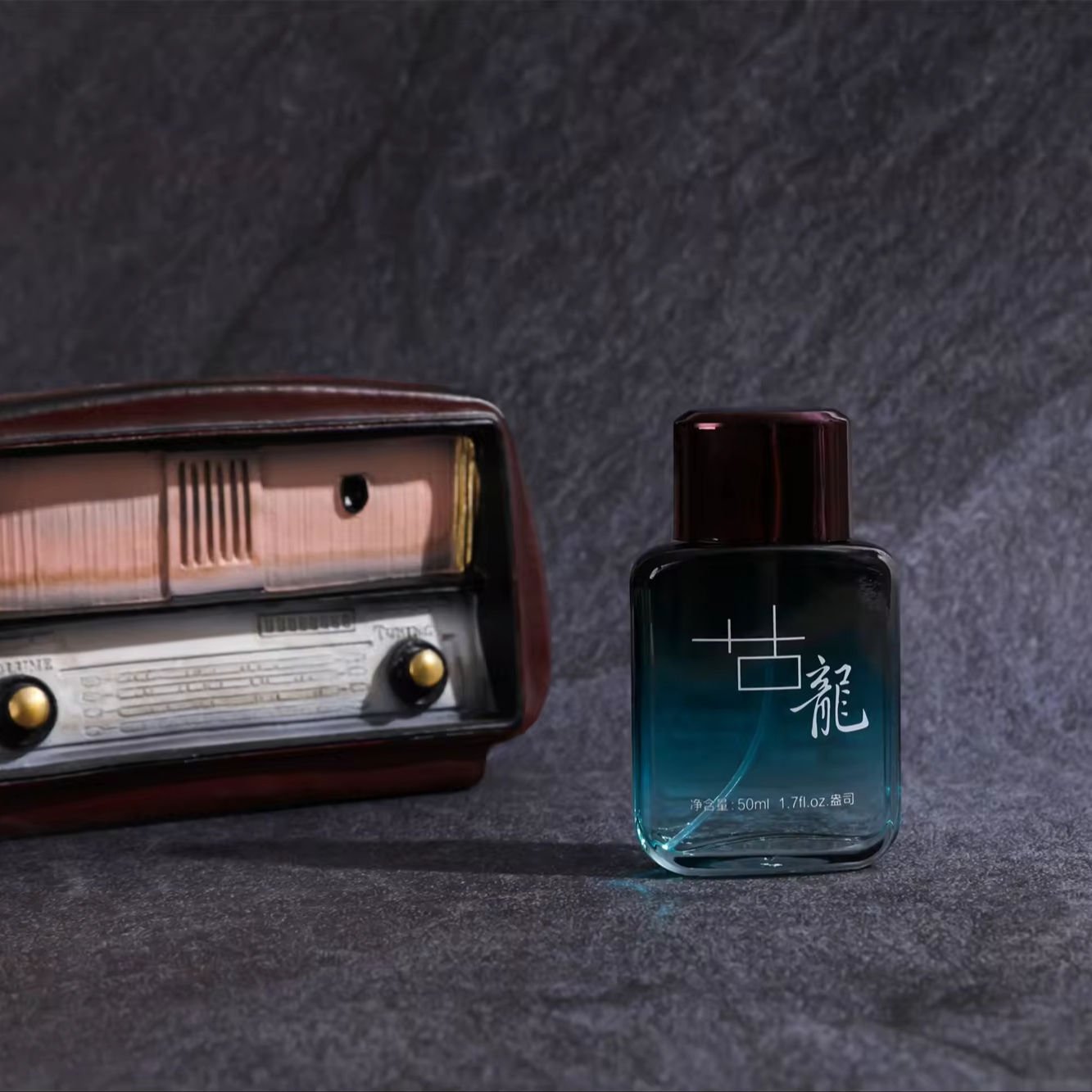 Customize Long lasting light fragrance male wood cologne elegant gentleman men's perfume