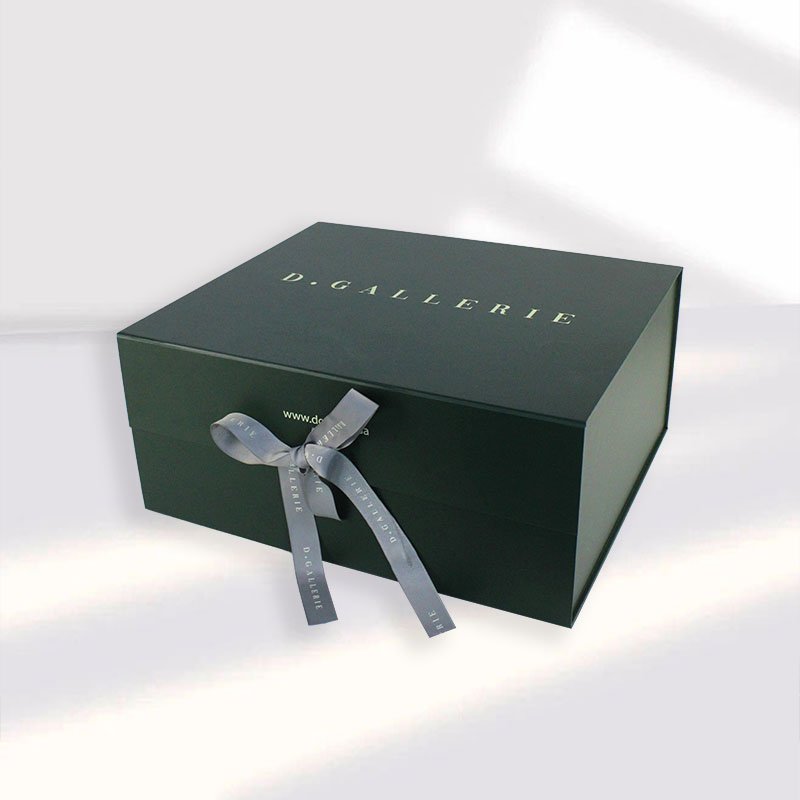 Custom Magnetic Gift Box Packaging Ribbon Handle Folding Custom Logo Hard Rigid Cardboard Paper Green Clothing Insert