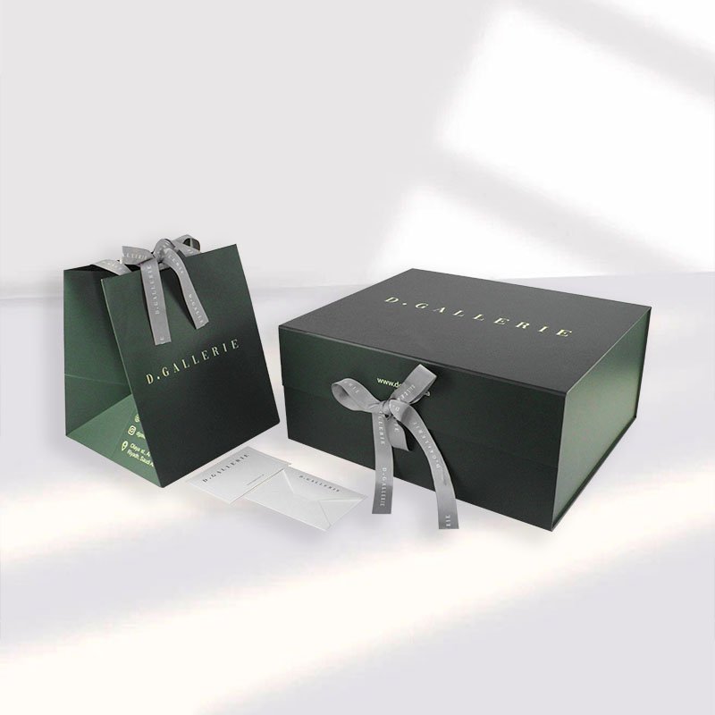 Custom Magnetic Gift Box Packaging Ribbon Handle Folding Custom Logo Hard Rigid Cardboard Paper Green Clothing Insert