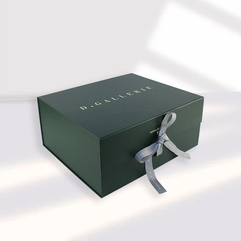 Custom Magnetic Gift Box Packaging Ribbon Handle Folding Custom Logo Hard Rigid Cardboard Paper Green Clothing Insert
