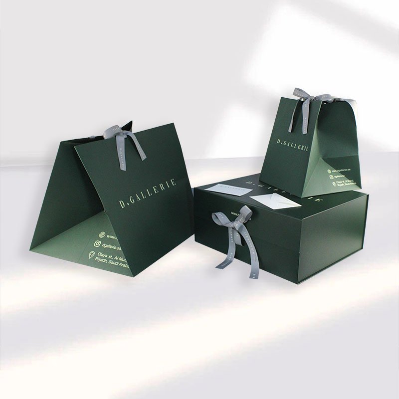 Custom Magnetic Gift Box Packaging Ribbon Handle Folding Custom Logo Hard Rigid Cardboard Paper Green Clothing Insert