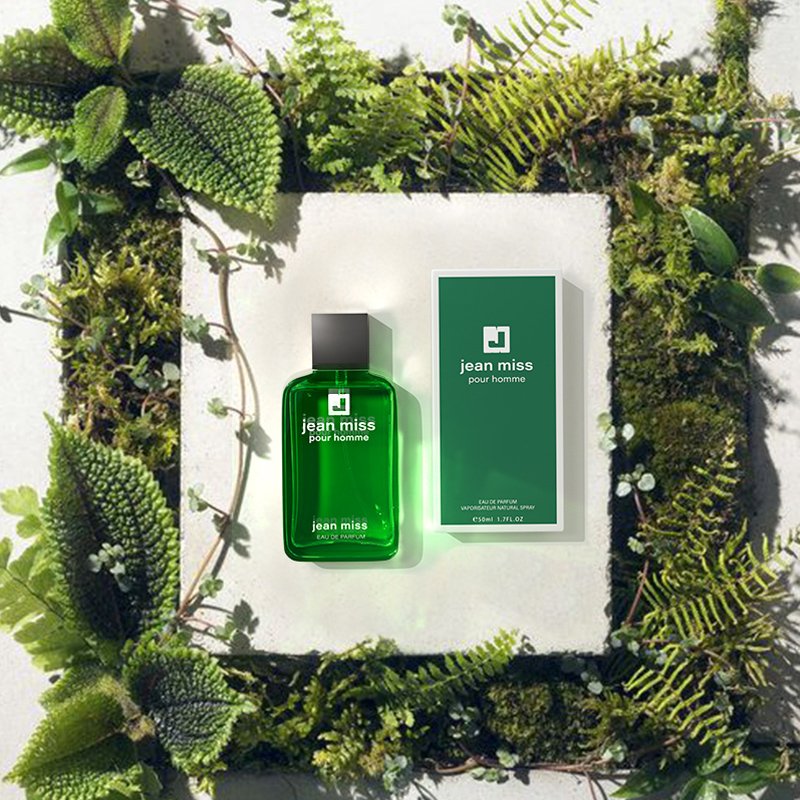 Bold fresh men's perfume with green aromas Vibrant and long-lasting eau de toilette suitable for everyday use makes 100ml