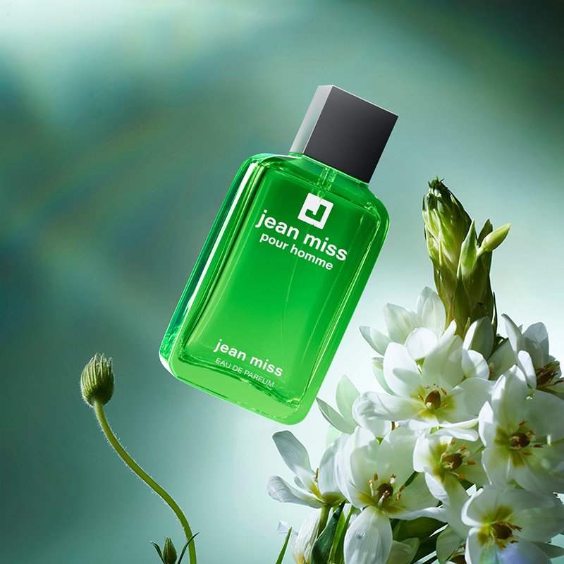 Bold fresh men's perfume with green aromas Vibrant and long-lasting eau de toilette suitable for everyday use makes 100ml