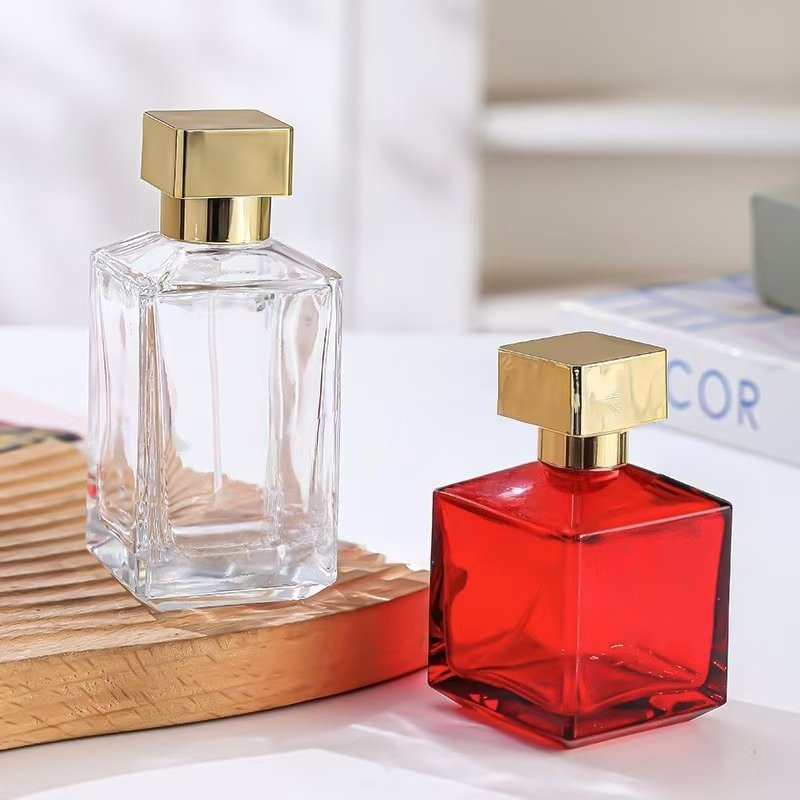 The manufacturer sells 70ml perfume bottle, daily fine spray glass bottle, men's portable water replenishing spray empty bottle