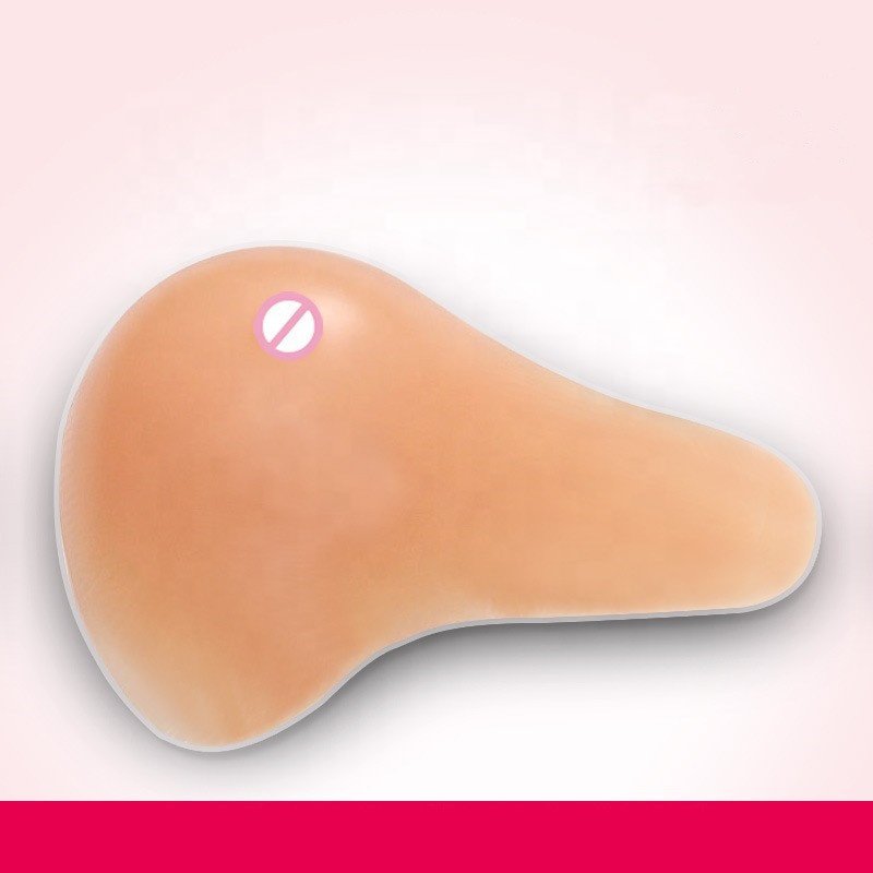 The deep concave backside with small air-flow channels of the trianglerealistic breast form prosthesis prosthesis for mastectomy
