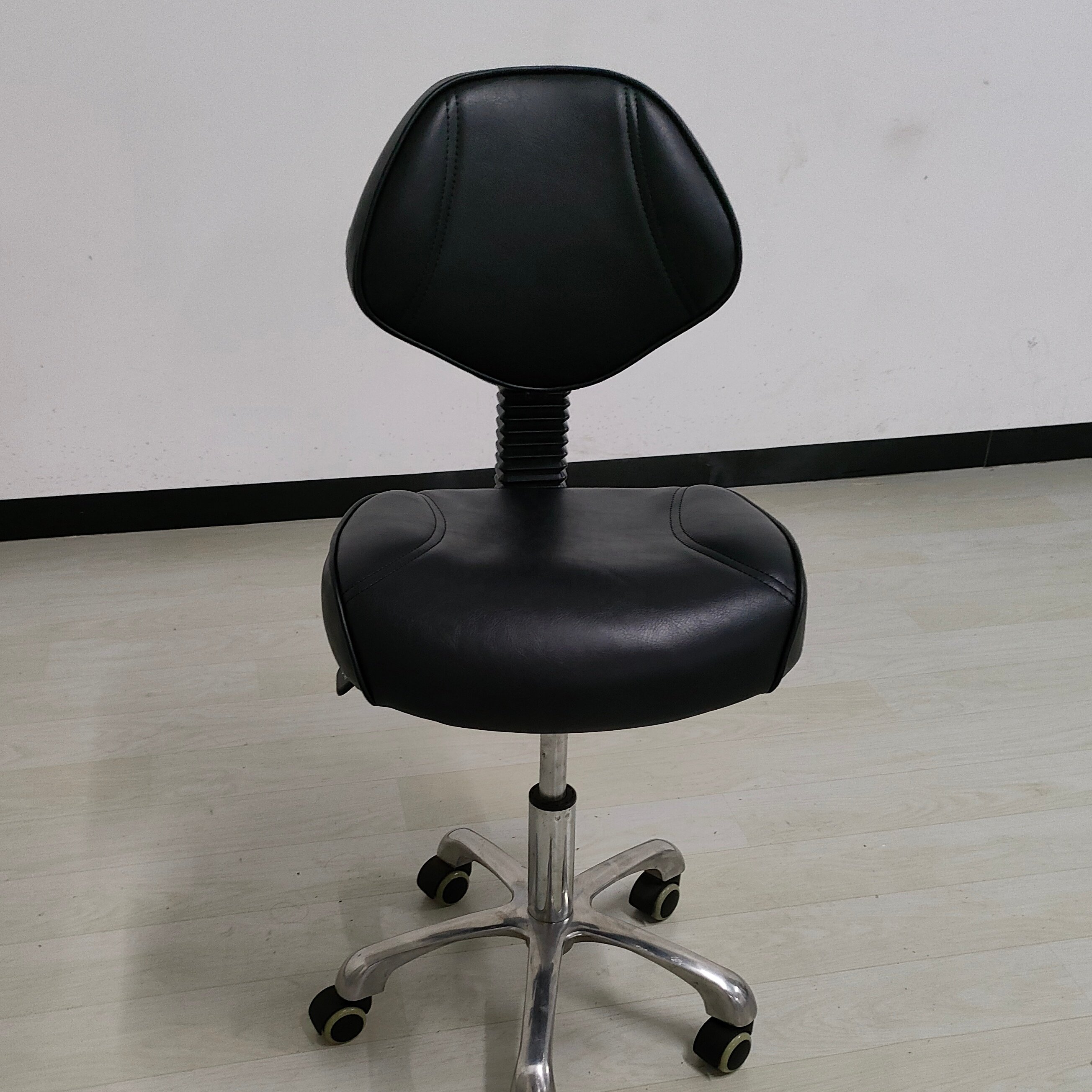 Xinman Popular Hair Dress Chair Hydraulic Lift Salon Beauty Stool Saloon Chair Beauty SalonParlour Chair For Beauty Salon