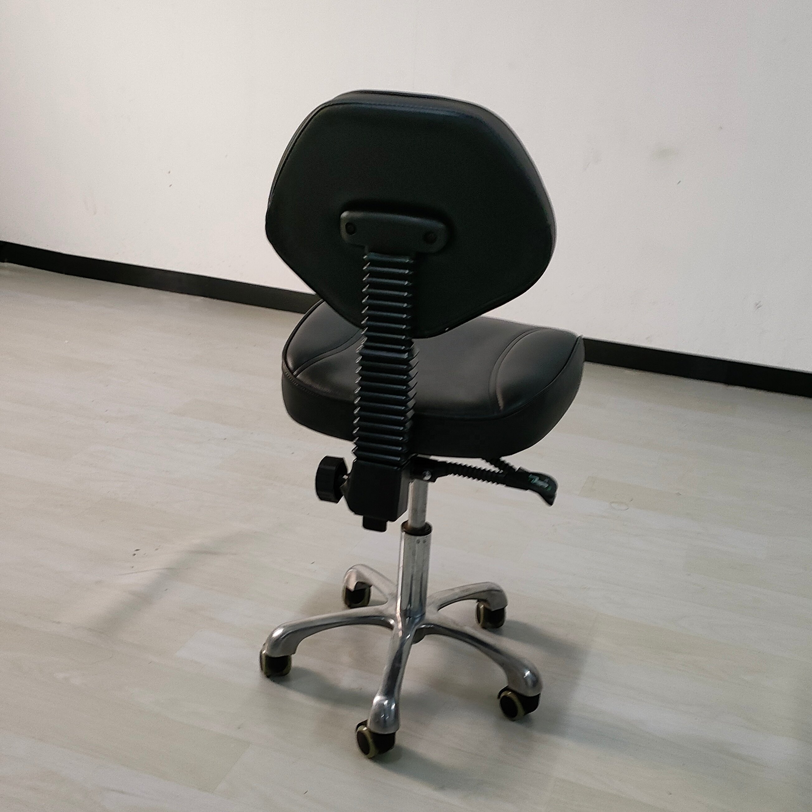 Xinman Popular Hair Dress Chair Hydraulic Lift Salon Beauty Stool Saloon Chair Beauty SalonParlour Chair For Beauty Salon