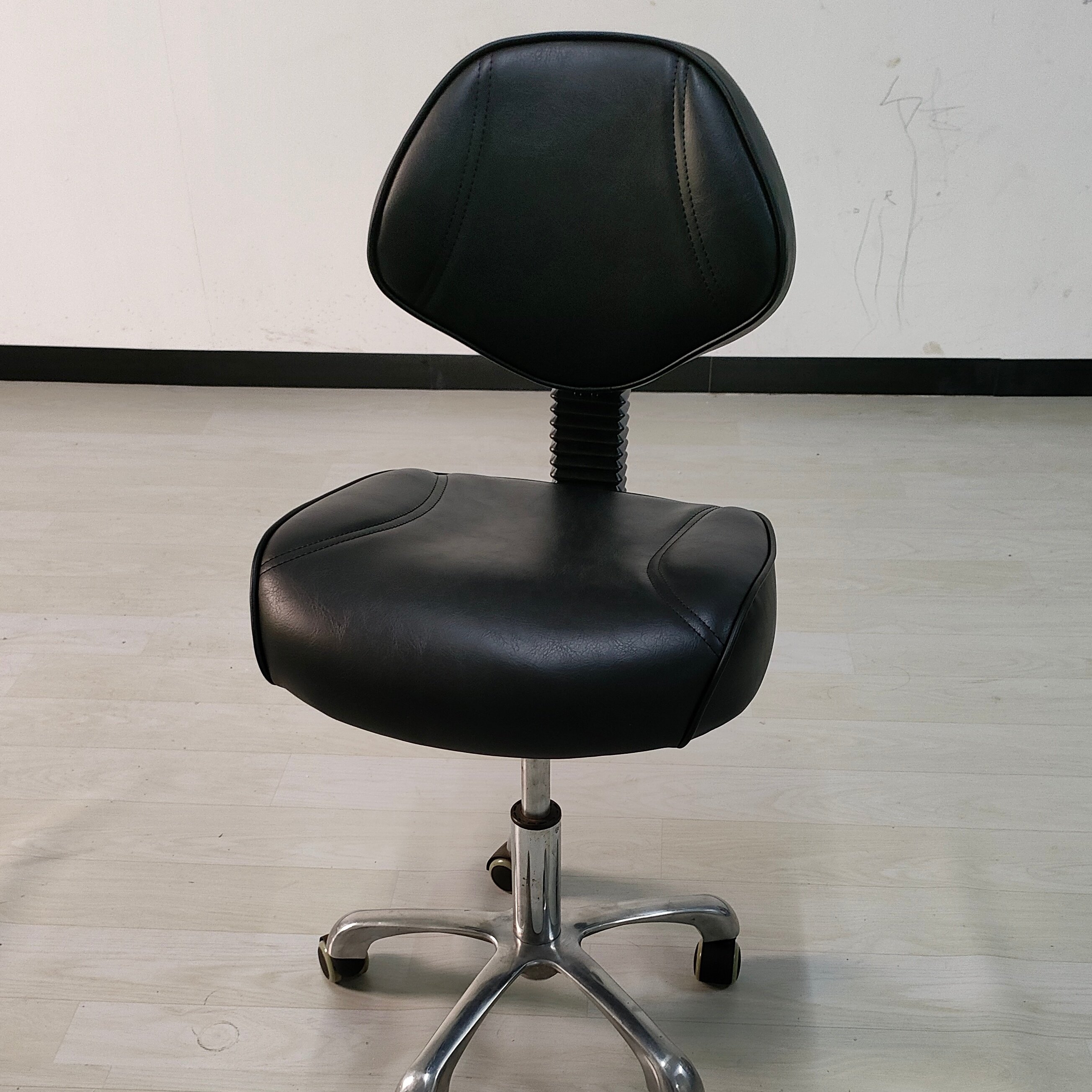 Xinman Popular Hair Dress Chair Hydraulic Lift Salon Beauty Stool Saloon Chair Beauty SalonParlour Chair For Beauty Salon