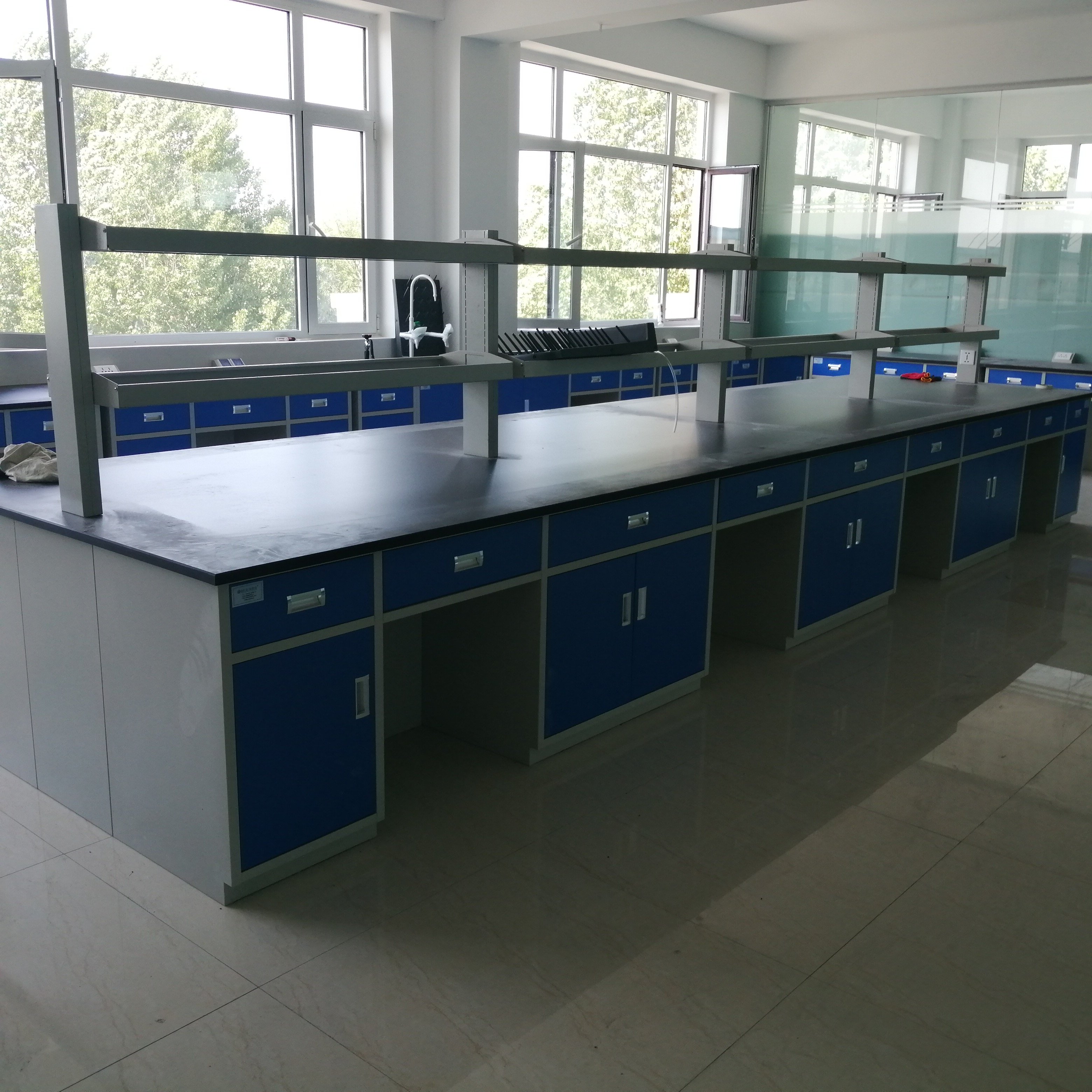 Laboratory furniture central bench in hospital/school/dental office with faucet/socket/pp sink and other accessories