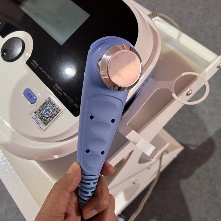 Ultrasound therapy instrument is convenient to carry for the treatment of physical pain