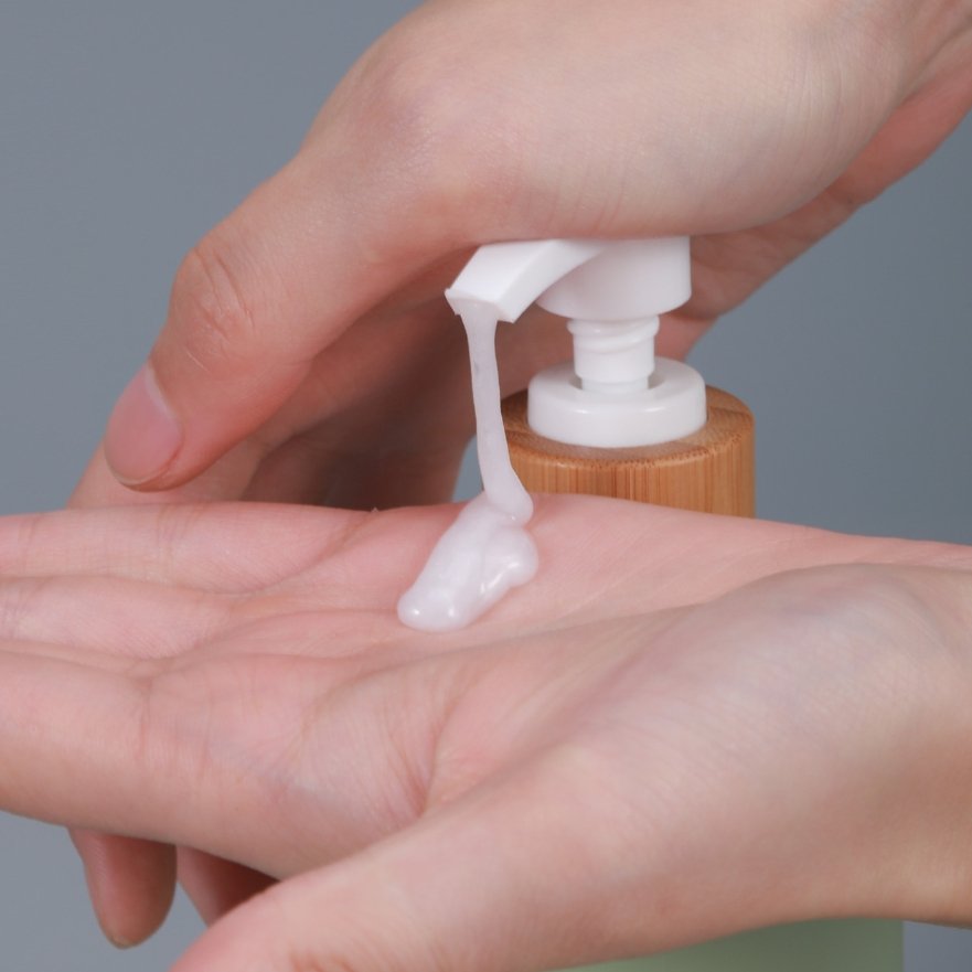 Shampoo Bottle Hotel Shower Gel Bottle 300ml 400ml Plastic with Bamboo Luxury Pump Cap for Travel Shampoo Packaging Cosmetic