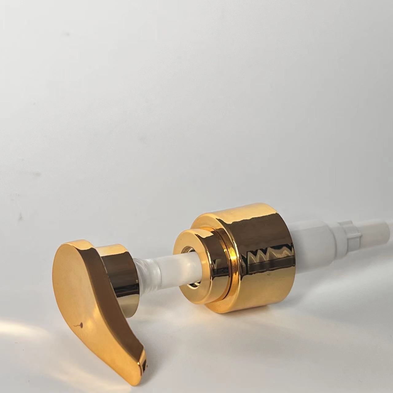 Shampoo, Serum, facial cleanser, airless plastic gold pump bottle container can be customized shower gel