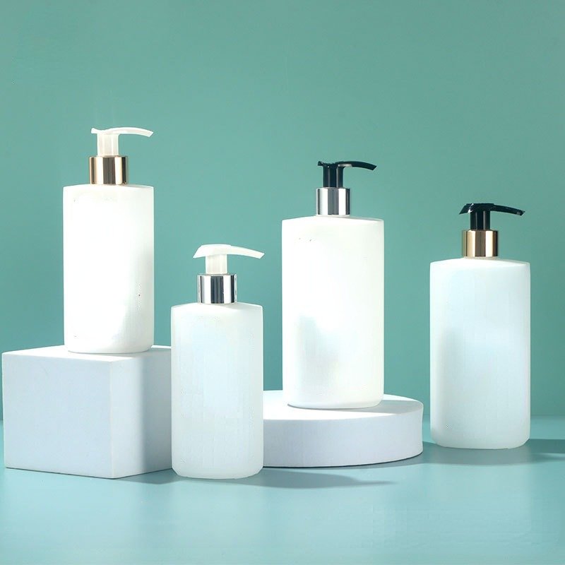 300ml 500ml white luxury HDPE plastic shower gel lotion pump bottle shampoo bottle with gold silver pump