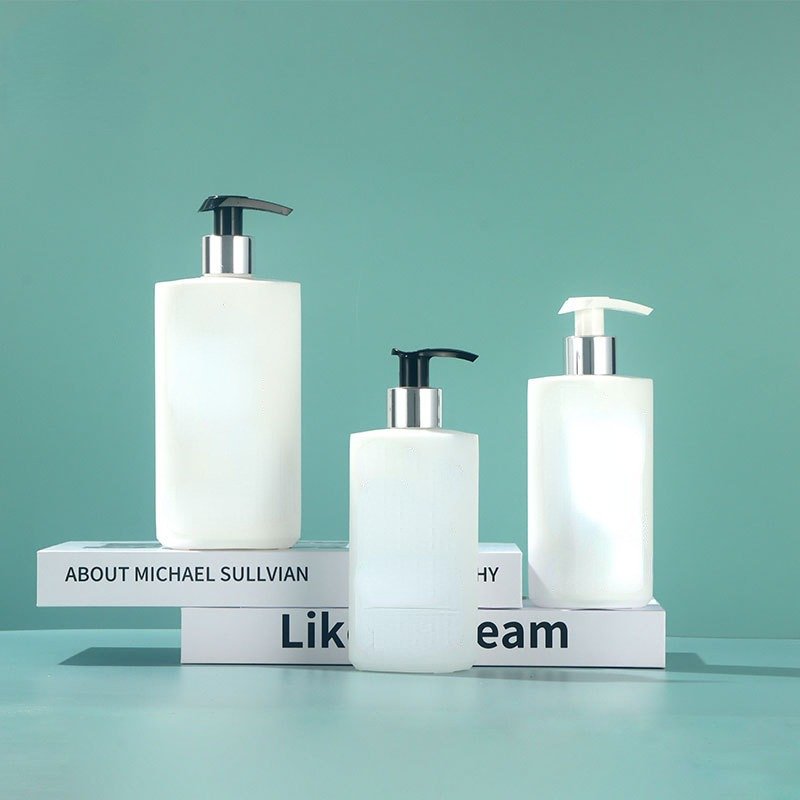 300ml 500ml white luxury HDPE plastic shower gel lotion pump bottle shampoo bottle with gold silver pump