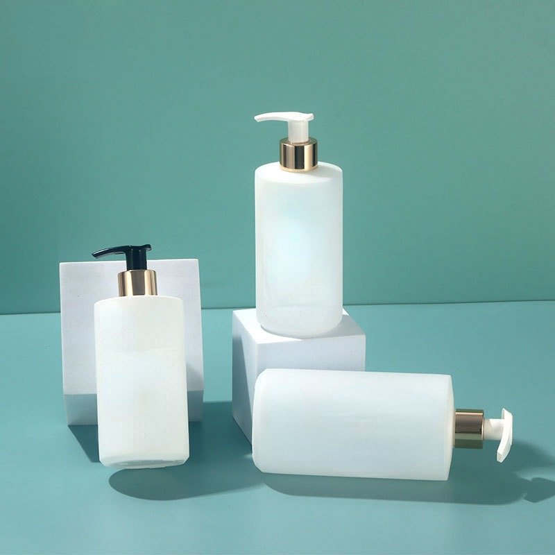 300ml 500ml white luxury HDPE plastic shower gel lotion pump bottle shampoo bottle with gold silver pump