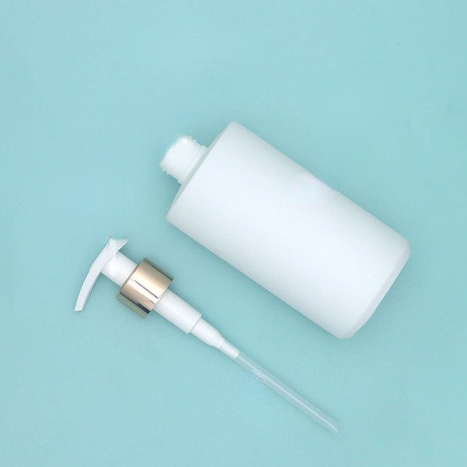 300ml 500ml white luxury HDPE plastic shower gel lotion pump bottle shampoo bottle with gold silver pump