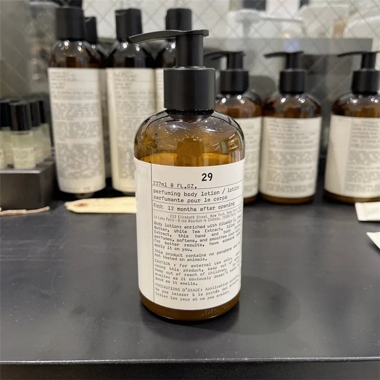 Signature Luxury Hand Soap 8 oz Black Tea Scented Shower Gel with 31 Roses 33 Bubbles Moisturizing Vitamin E Aloe Vera Adults