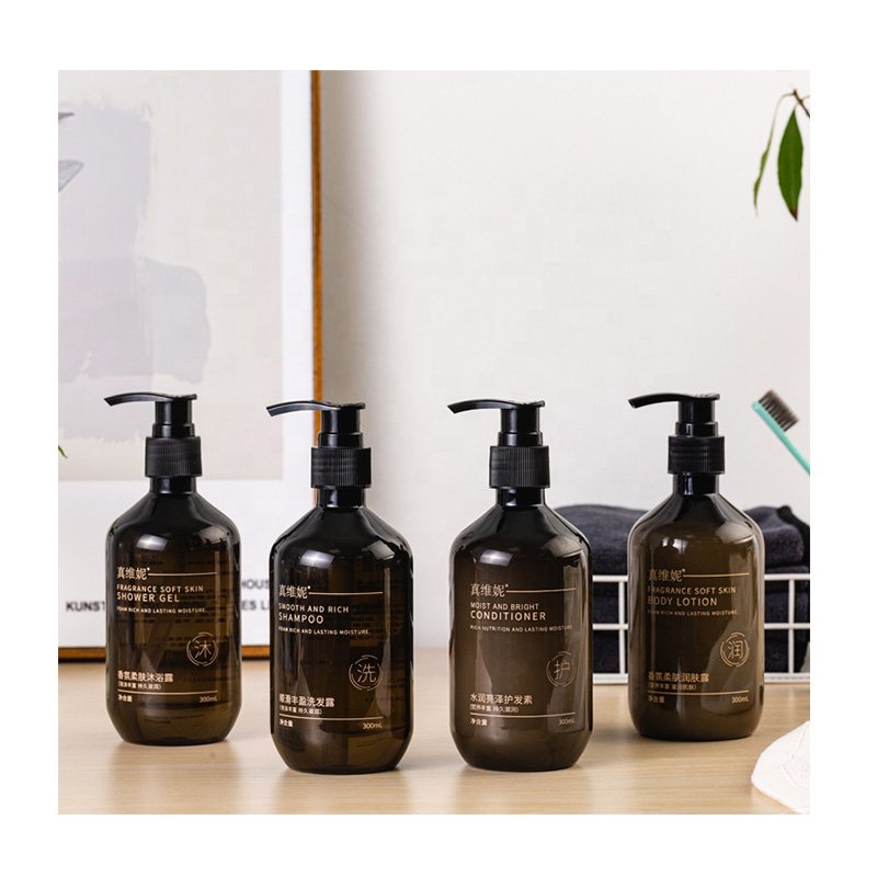 Tea Scent Hotel Toiletries Set Shower Gel Shampoo Kit PVC Customer Logo Printing Wholesale 300ml Shampoo and Conditioner White