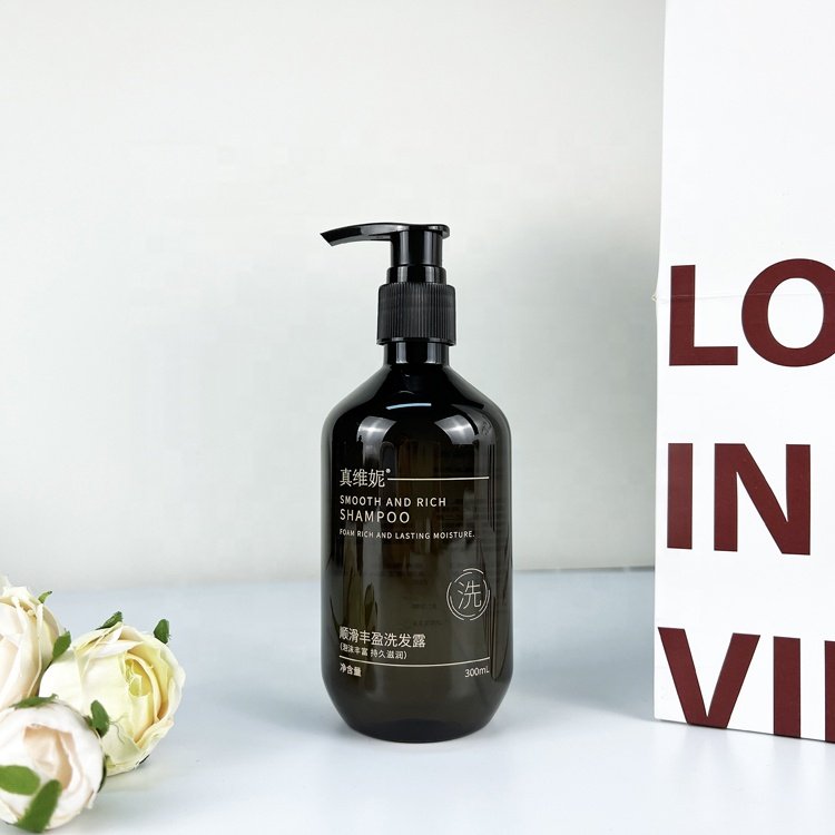 Tea Scent Hotel Toiletries Set Shower Gel Shampoo Kit PVC Customer Logo Printing Wholesale 300ml Shampoo and Conditioner White