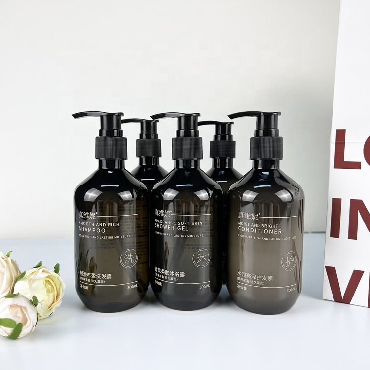 Tea Scent Hotel Toiletries Set Shower Gel Shampoo Kit PVC Customer Logo Printing Wholesale 300ml Shampoo and Conditioner White