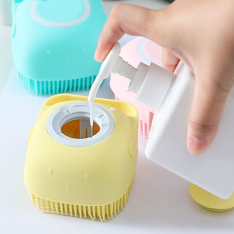 Universal massage brush for cats and dogs can be equipped with shower gel, shower brush, cleaning and beauty products