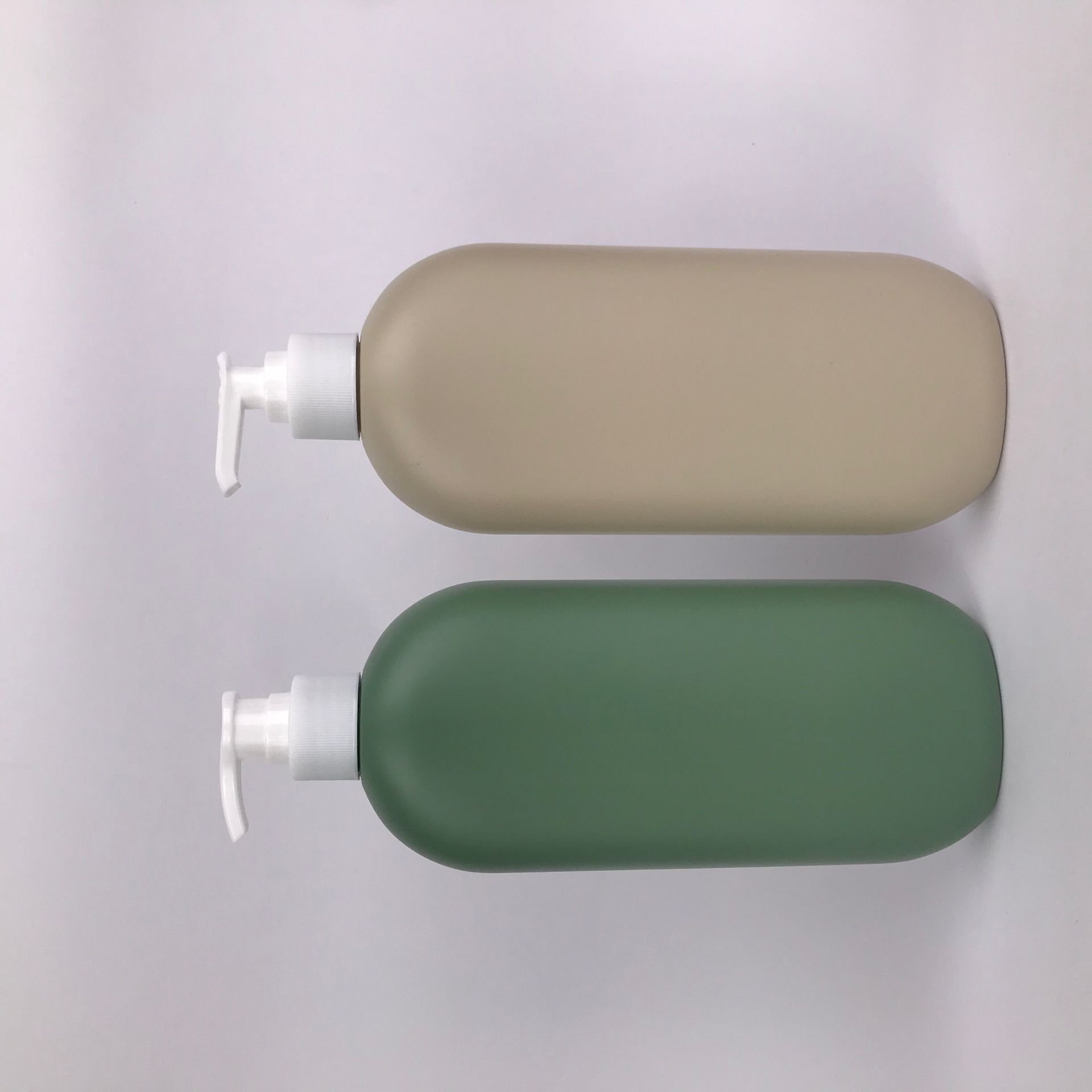 wholesale 500ml custom shampoo shower gel hand wash liquid soap bottle lotion pump bottle HDPE flat shape plastic bottle