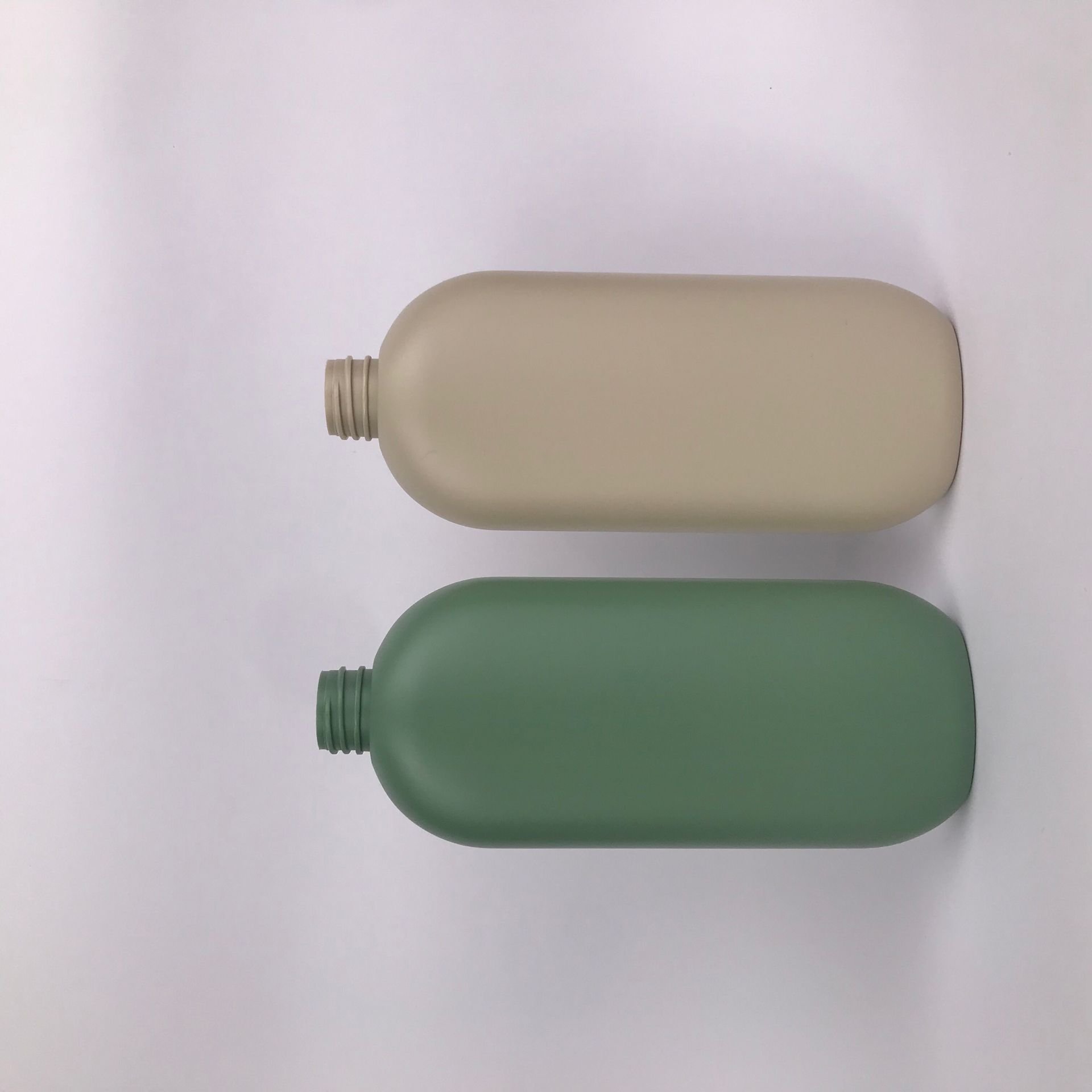 wholesale 500ml custom shampoo shower gel hand wash liquid soap bottle lotion pump bottle HDPE flat shape plastic bottle