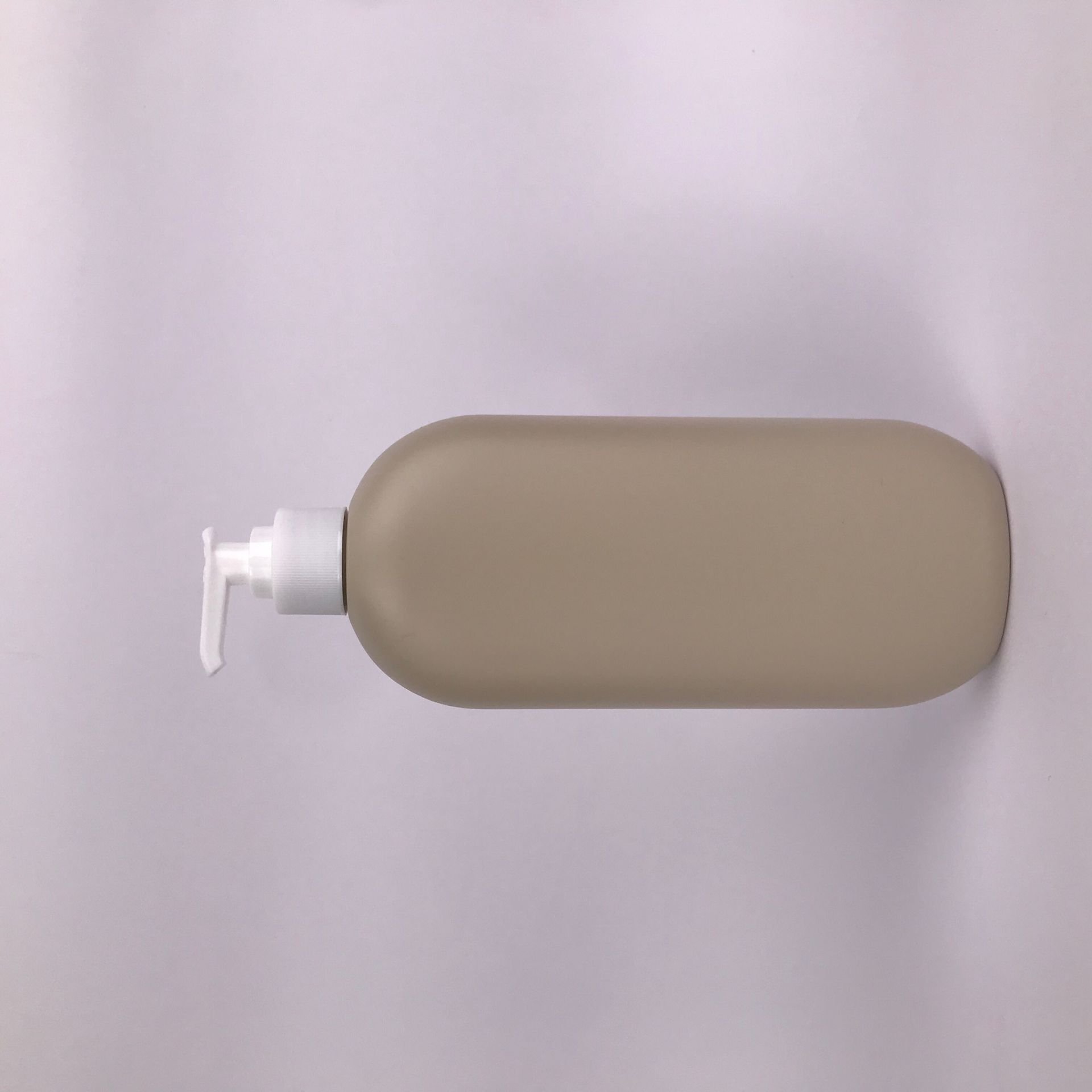 wholesale 500ml custom shampoo shower gel hand wash liquid soap bottle lotion pump bottle HDPE flat shape plastic bottle