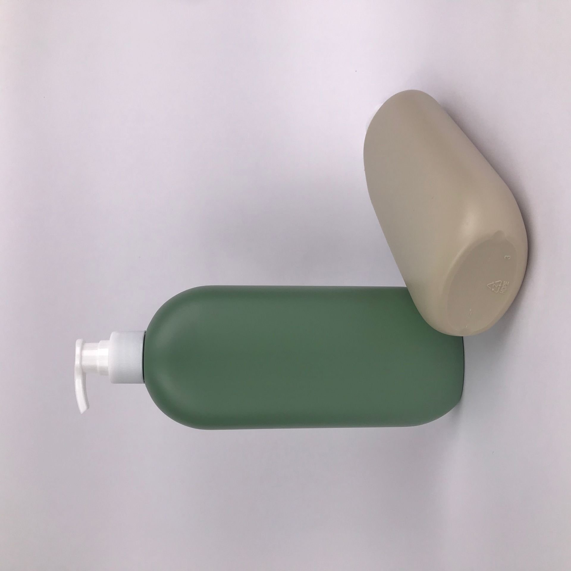 wholesale 500ml custom shampoo shower gel hand wash liquid soap bottle lotion pump bottle HDPE flat shape plastic bottle