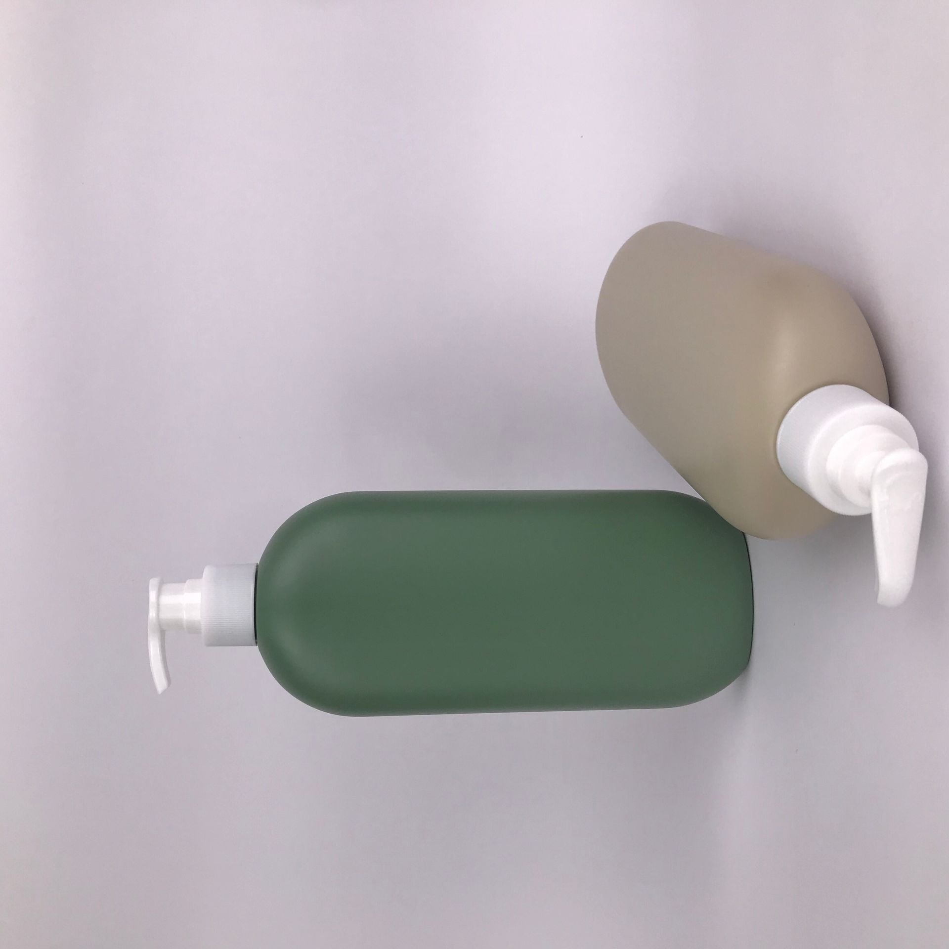 wholesale 500ml custom shampoo shower gel hand wash liquid soap bottle lotion pump bottle HDPE flat shape plastic bottle
