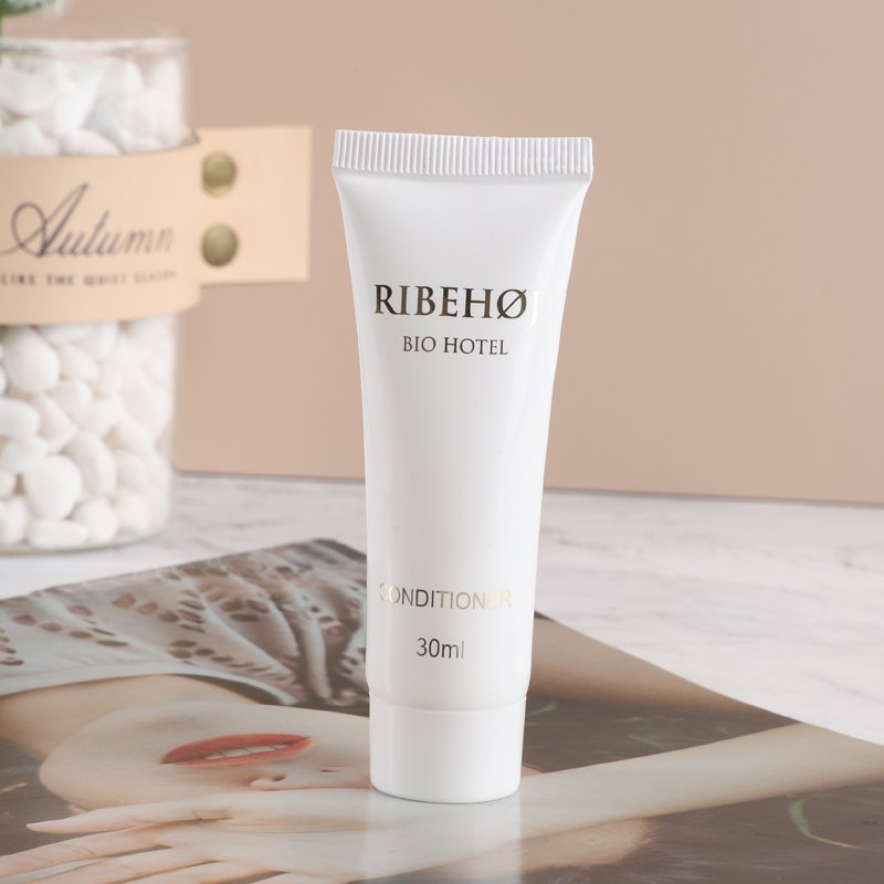 Customized Three Piece Bath Supplies for Pure White Hotel Shampoo and Body Wash Conditioner Body Lotion